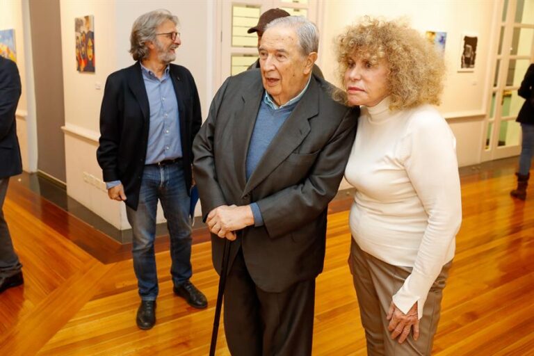 Más de 40 políticos canarios pintan cuadros para una subasta contra la drogadicción