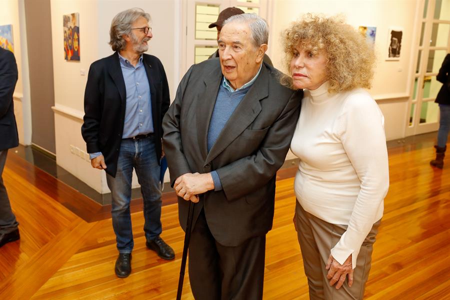 Más de 40 políticos canarios pintan cuadros para una subasta contra la drogadicción