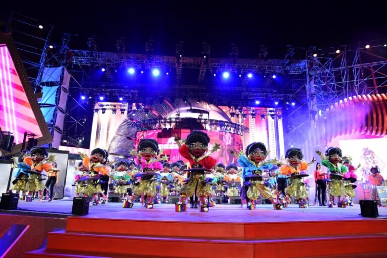 Los Chancletas ganan el primer premio de la final de murgas de Las Palmas de Gran Canaria