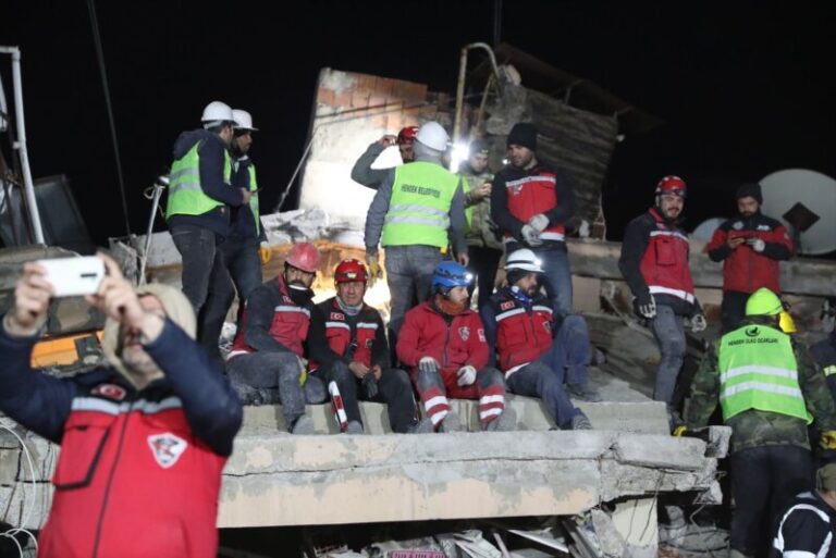 Rescatados con vida una madre y su hijo tras 101 horas sepultados por escombros en Turquía