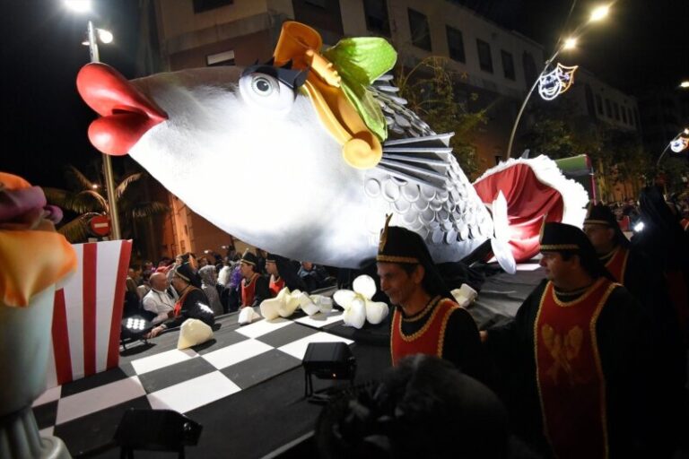 Santa Cruz de Tenerife se llena de llantos y lamentaciones con el entierro de la Sardina