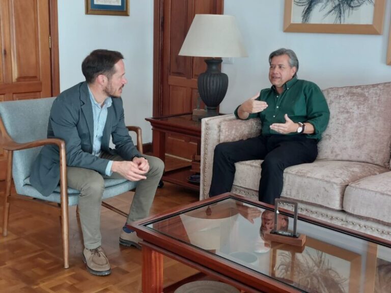 El Consulado móvil de Colombia atiende a casi un centenar de personas en La Palma