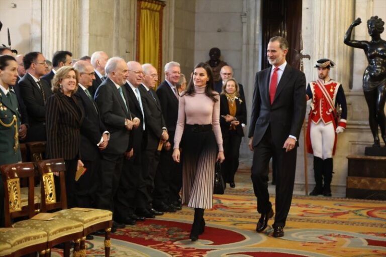 Felipe VI pide “sentir orgullo” por el pasado de España