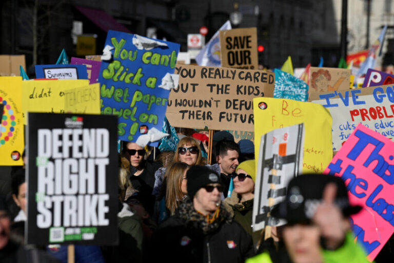 Más de medio millón de trabajadores protagonizan en Reino Unido la mayor huelga en una década