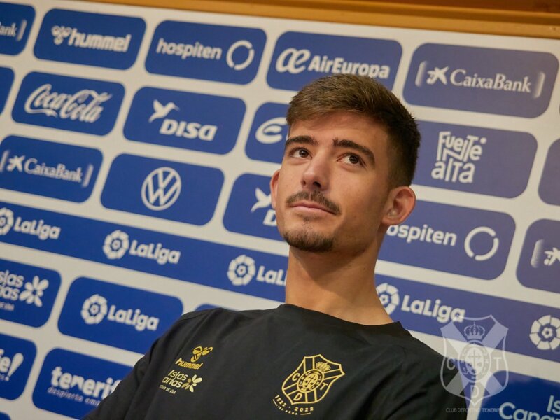 Kike Salas viene a reforzar la posición de central de los blanquiazules / CD Tenerife
