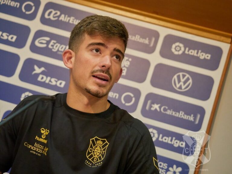 El CD Tenerife presenta a los dos fichajes que buscaba «desde un principio»