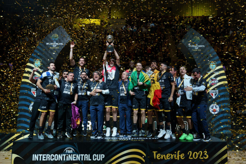 El @CB1939Canarias se adjudicó este domingo, por tercer vez en su historia, la Copa Intercontinental FIBA, al derrotar en la final al Sao Paulo brasileño por 68-89https://rtvc.es/copa-intercontinental-lenovo-sao-paulo/