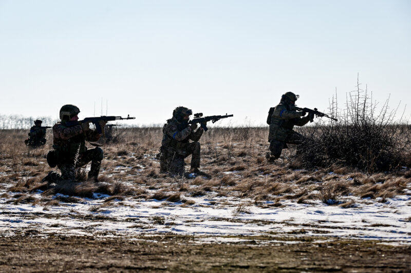 La invasión por parte de Rusia empezó como una guerra relámpago que tenía como objetivo tomar la totalidad del Donbás, avanzar hacia Kiev y sacar del poder a Zelenski. Sin embargo, la respuesta militar de Ucrania y el apoyo de los aliados occidentales ha frustrado las expectativas de la cúpula rusa