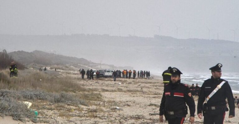 Recuperan más de 60 cuerpos sin vida de migrantes del naufragio en Italia