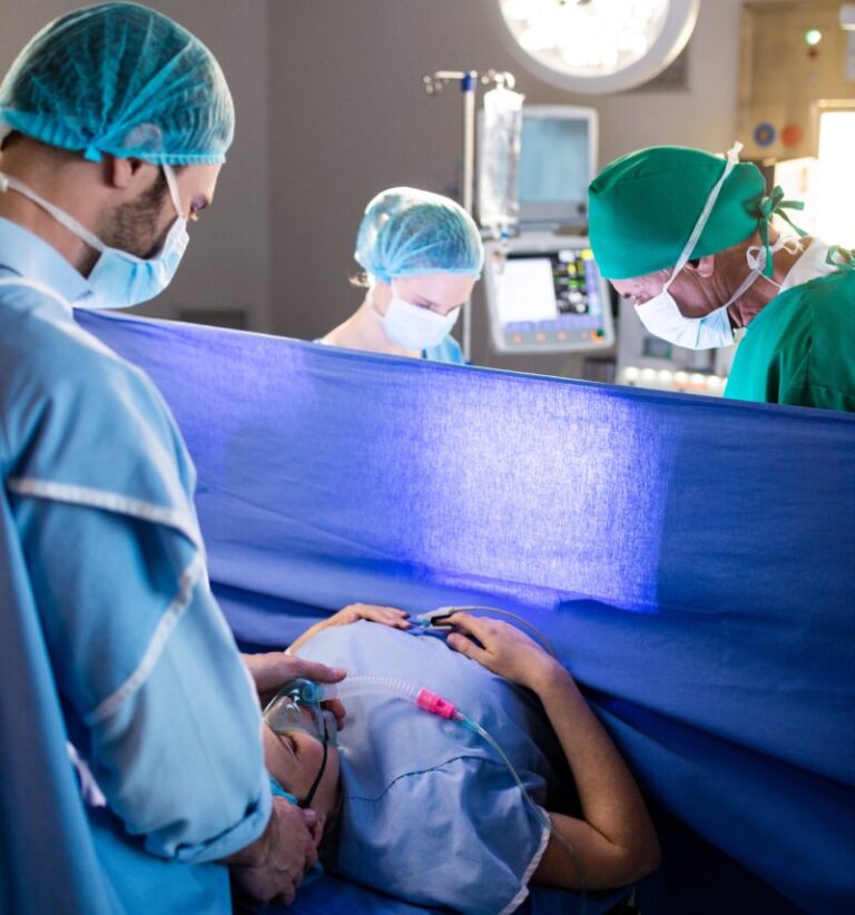 Diseñan un guante inteligente con sensores que facilita los partos