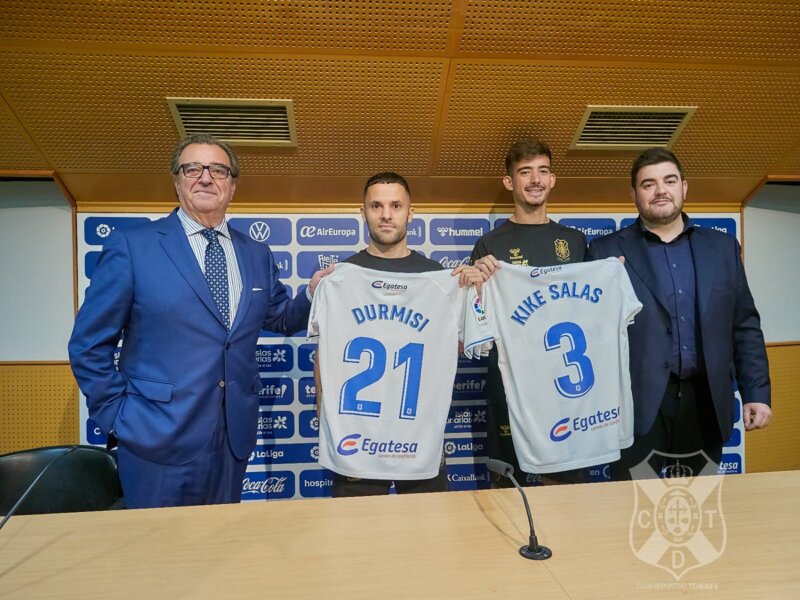 Momento de la presentación de los jugadores del CD Tenerife, Kike Salas y Riza Durmisi / CD Tenerife