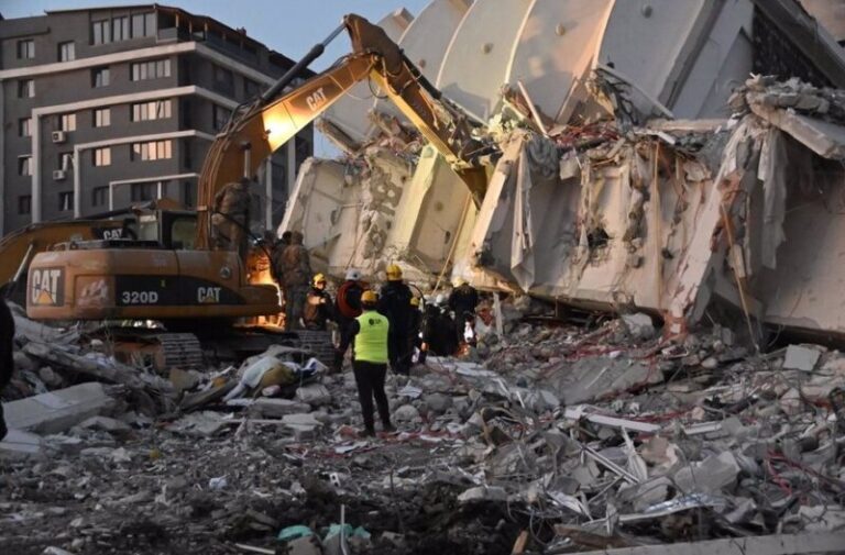 Turquía evacúa a miles de personas de las zonas afectadas por los seísmos