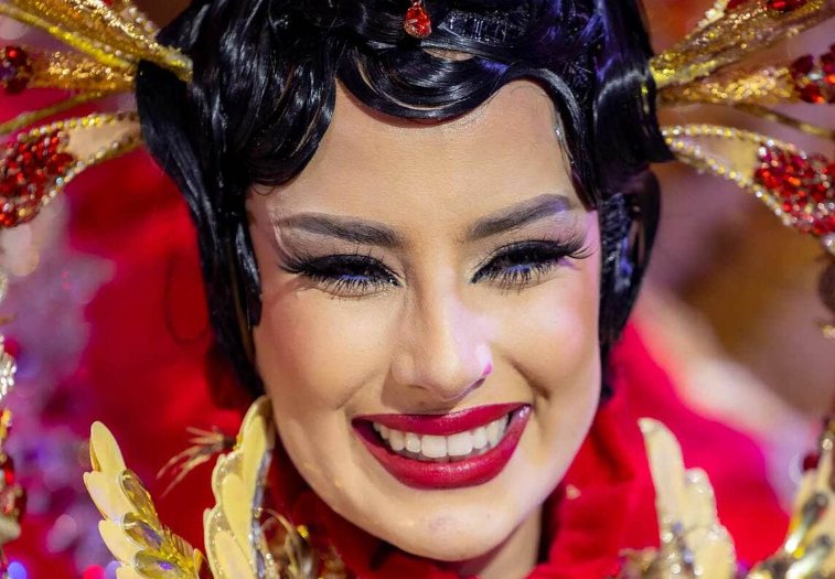 Adriana Peña Fumero recibe el cetro a Reina del Carnaval 2023 en Santa Cruz de Tenerife