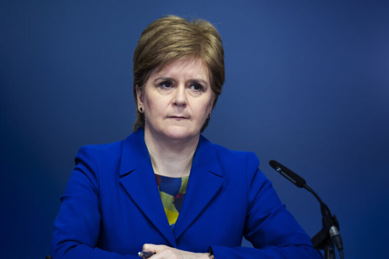 Nicola Sturgeon dimite como ministra principal de Escocia tras más de ocho años en el cargo