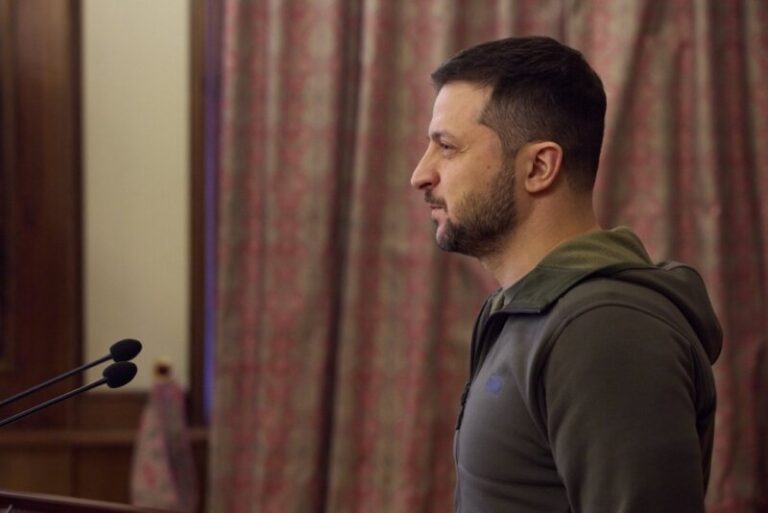 Ucrania impone sanciones a 200 individuos más, entre ellos dos asesores de Putin, por la invasión rusa