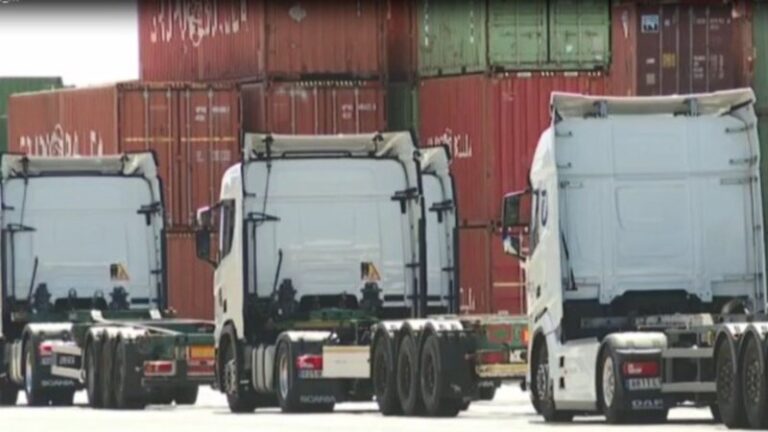 La huelga indefinida de los transportistas alerta de un posible desabastecimiento