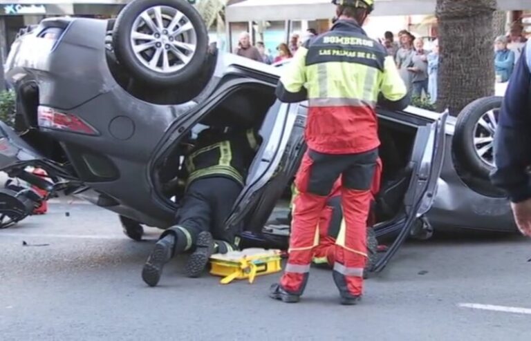 Un accidente en Gran Canaria termina con el vuelco de un vehículo