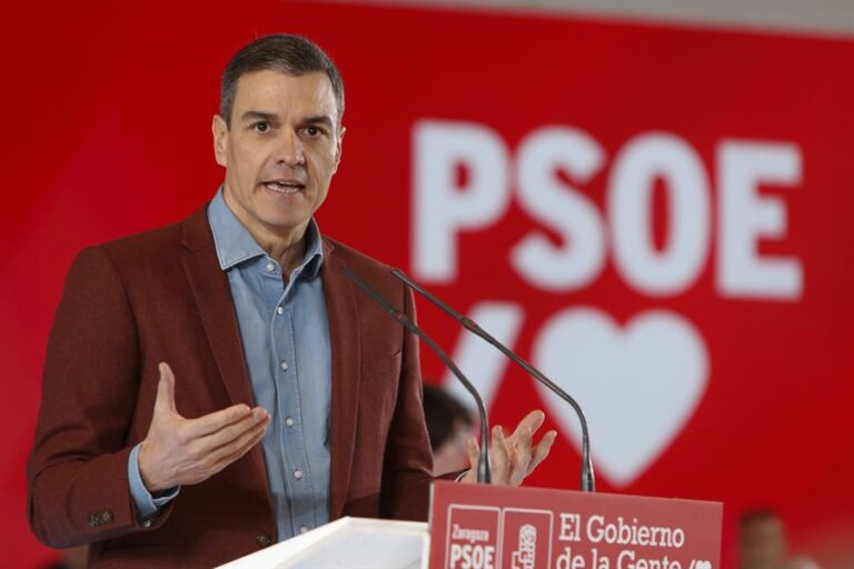 Sánchez ironiza sobre Feijóo por «descubrir ahora» que el aborto es un derecho y Feijóo lo acusa de «faltar el respeto a las mujeres»