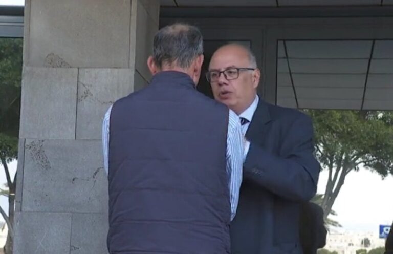 El exalcalde de Yaiza, José Francisco Reyes, asiste a juicio por conceder licencia ilegal