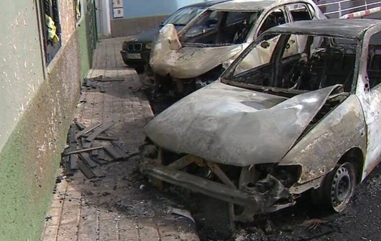 Cuatro vehículos afectados tras un incendio en Gáldar, Gran Canaria