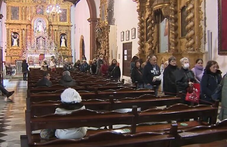 Largas colas para visitar el cuerpo de La Siervita, en Tenerife
