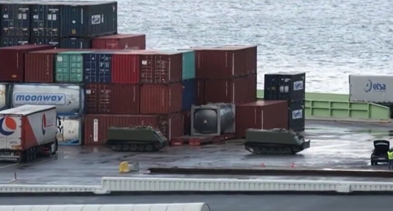 Embarcan en el puerto de Bilbao veinte blindados con destino a Ucrania