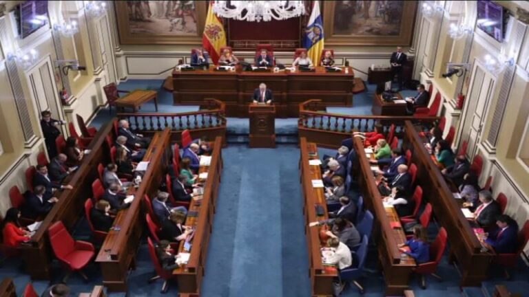 Primeras reacciones de los grupos parlamentarios tras el discurso de Torres