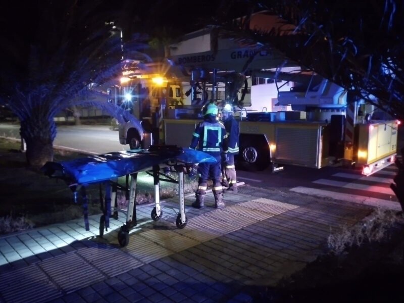 Herido tras caer con su camión a un canal de agua en Agüimes