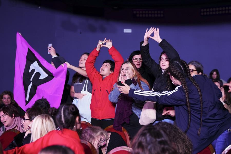 Activistas contra la ley trans increpan a Montero en el acto institucional del 8M