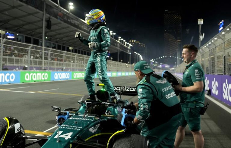 Alonso logra su podio 100 en F1, segundo de la temporada