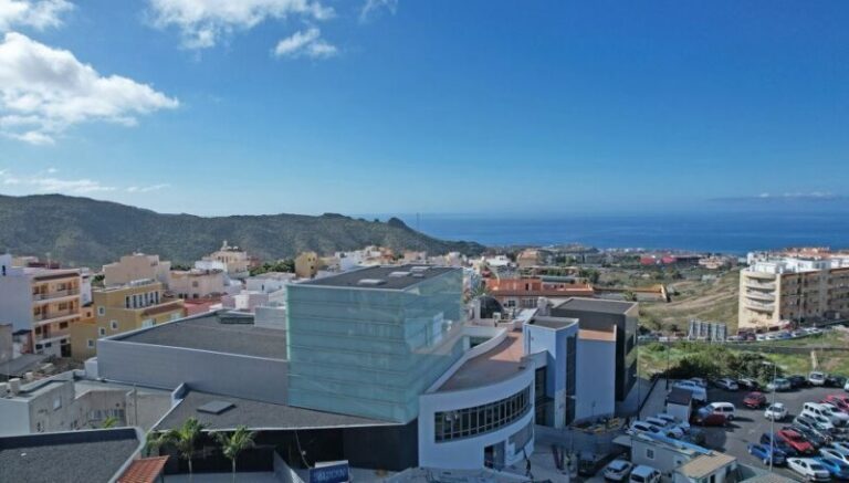 Los extranjeros compran más de la mitad de las viviendas en las islas