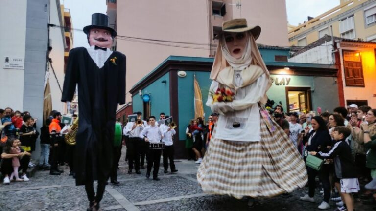 Las figuras festivas de La Palma se unen por primera vez en un pasacalles