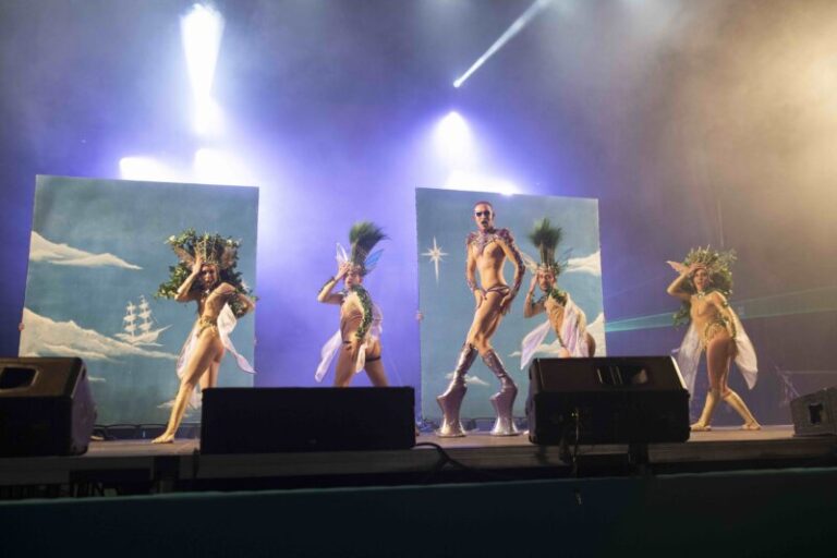 Drag Ármek reina en la Gala Drag del Carnaval Costa Mogán 2023