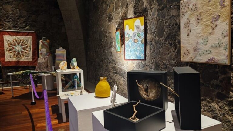 El municipio tinerfeño del Puerto de la acoge una nueva edición de la exposición ‘Artesanía en Violeta’