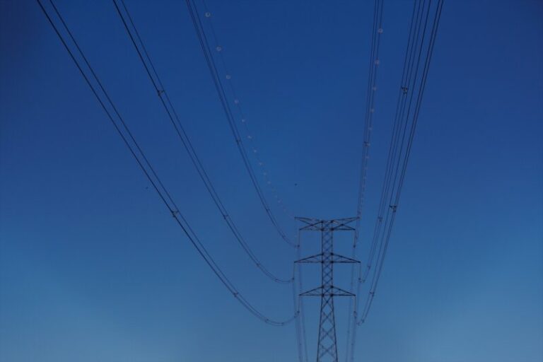 El precio de la luz baja este martes un 18 % hasta 121 euros/MWh