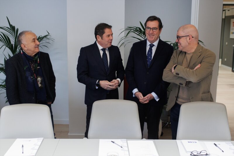 CCOO y UGT piden subir sueldos el 5 % en 2022, 4,5 % en 2023 y 3,75 % en 2024