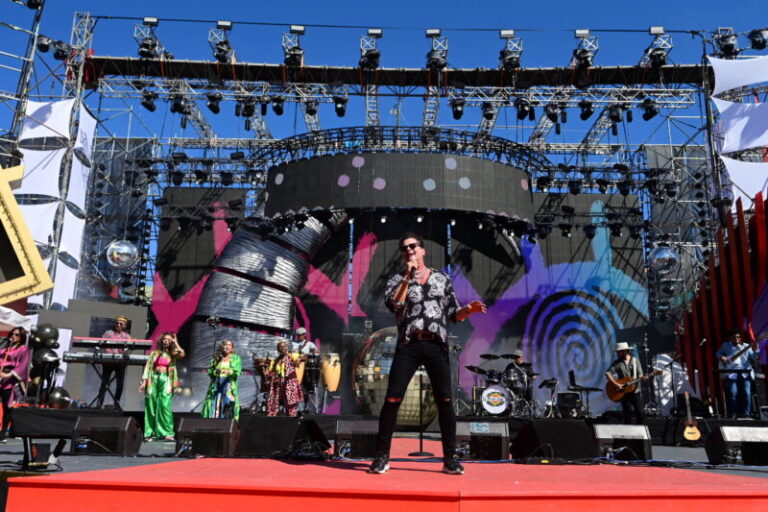 Carlos Vives y el Entierro de la Sardina de «Studio 54»