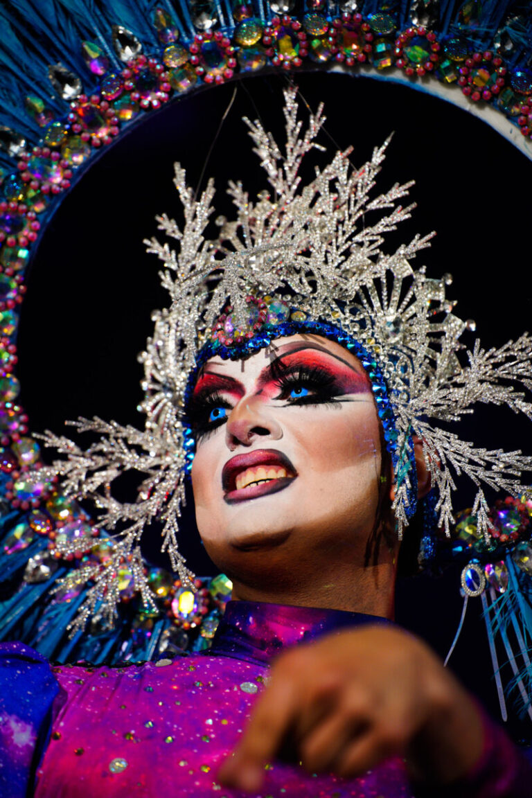 Color y plataformas en la Gala Drag de Los Cristianos, Tenerife