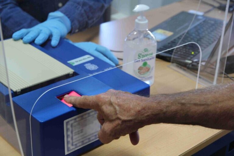 Residentes extranjeros denuncian las dificultades que tienen para obtener el NIE