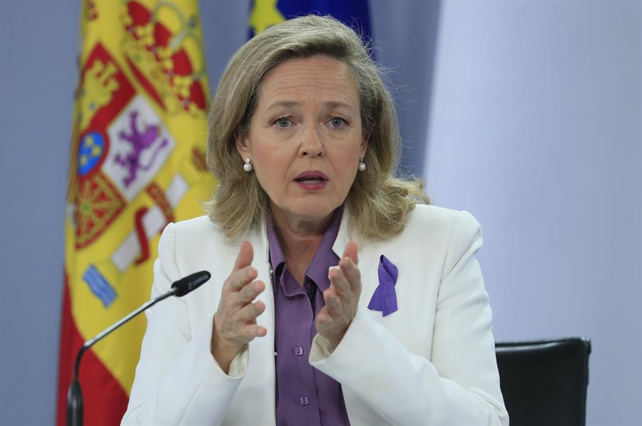 Calviño defiende la ley de paridad: "Pasamos de recomendaciones a obligaciones"