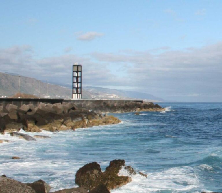 Herido grave tras precipitarse a la zona de prismas en Puerto de la Cruz