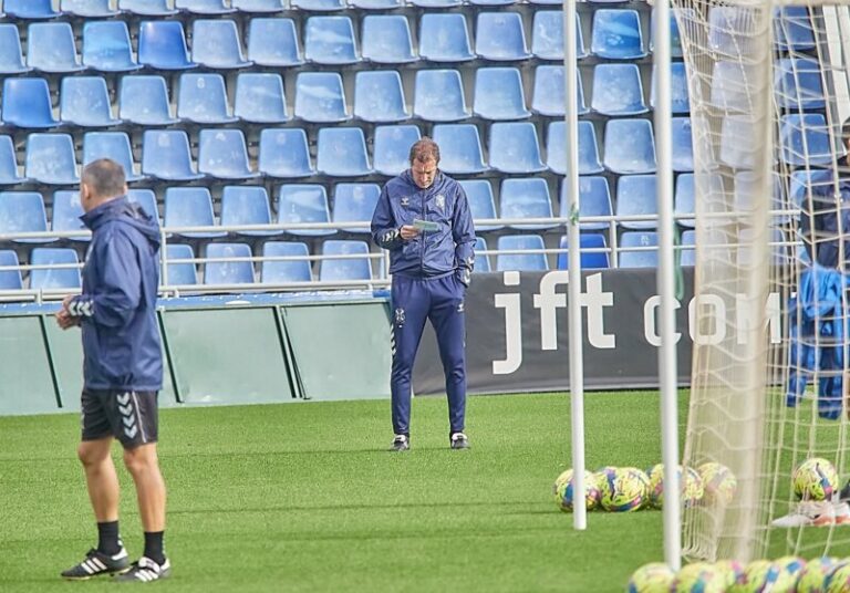 El Tenerife se enfrenta al Oviedo con la necesidad de sumar puntos