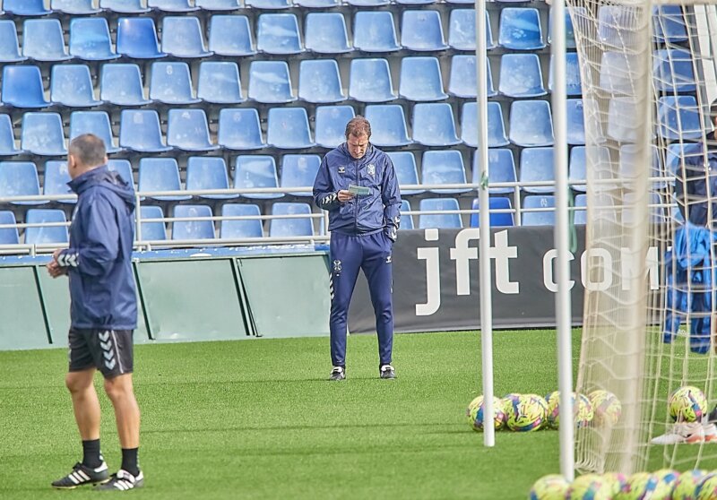 El Tenerife se enfrenta al Oviedo con la necesidad de sumar puntos