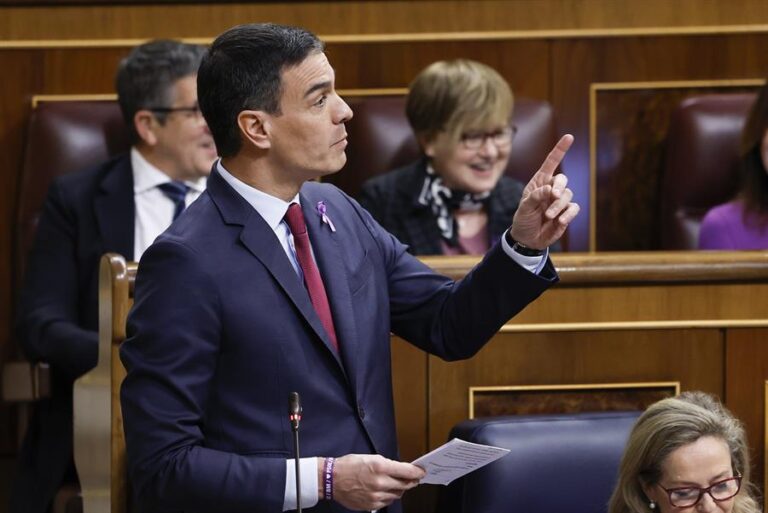 Sánchez acusa a Abascal de poca valentía por no liderar la moción de censura