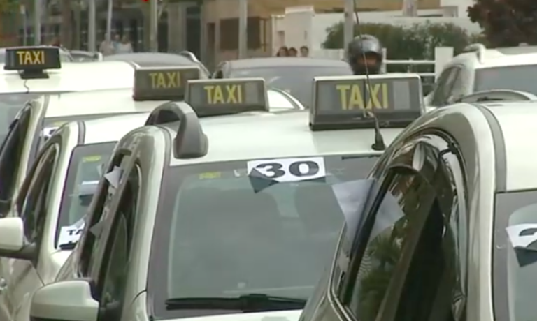 El sector del taxi de Las Palmas de Gran Canaria sale a la calle para pedir unas tarifas dignas