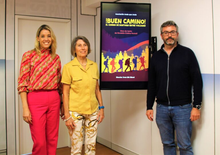 Una obra de teatro en movimiento lleva el Camino de Santiago a Las Canteras