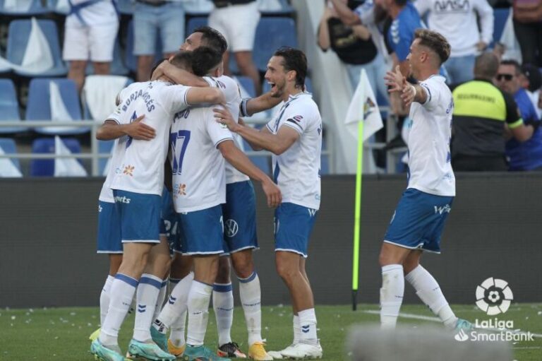 El Tenerife se lleva el derbi ante Las Palmas con goleada (4-1)