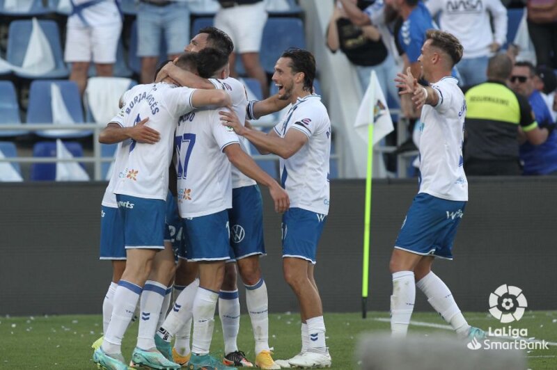 El Tenerife se lleva el derbi ante Las Palmas con goleada (4-1)