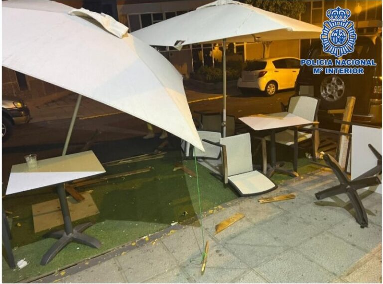 Estrella su coche deliberadamente contra una terraza en Telde