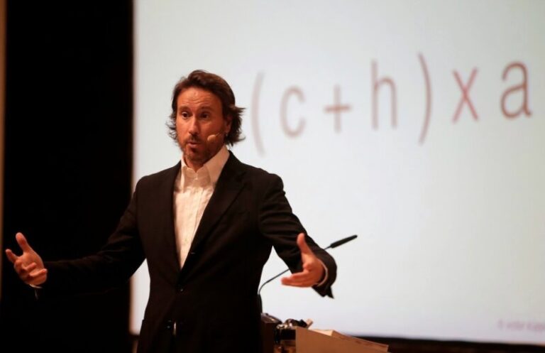 Víctor Küppers: La forma más rápida y fácil de vivir con alegría es ser amable con los demás